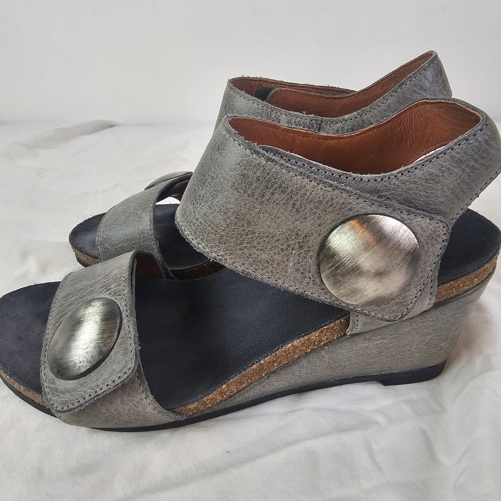 Taos Carousel Grey Leather Wedge Sandals Womens Size 6 36 Adjustable Straps 3209